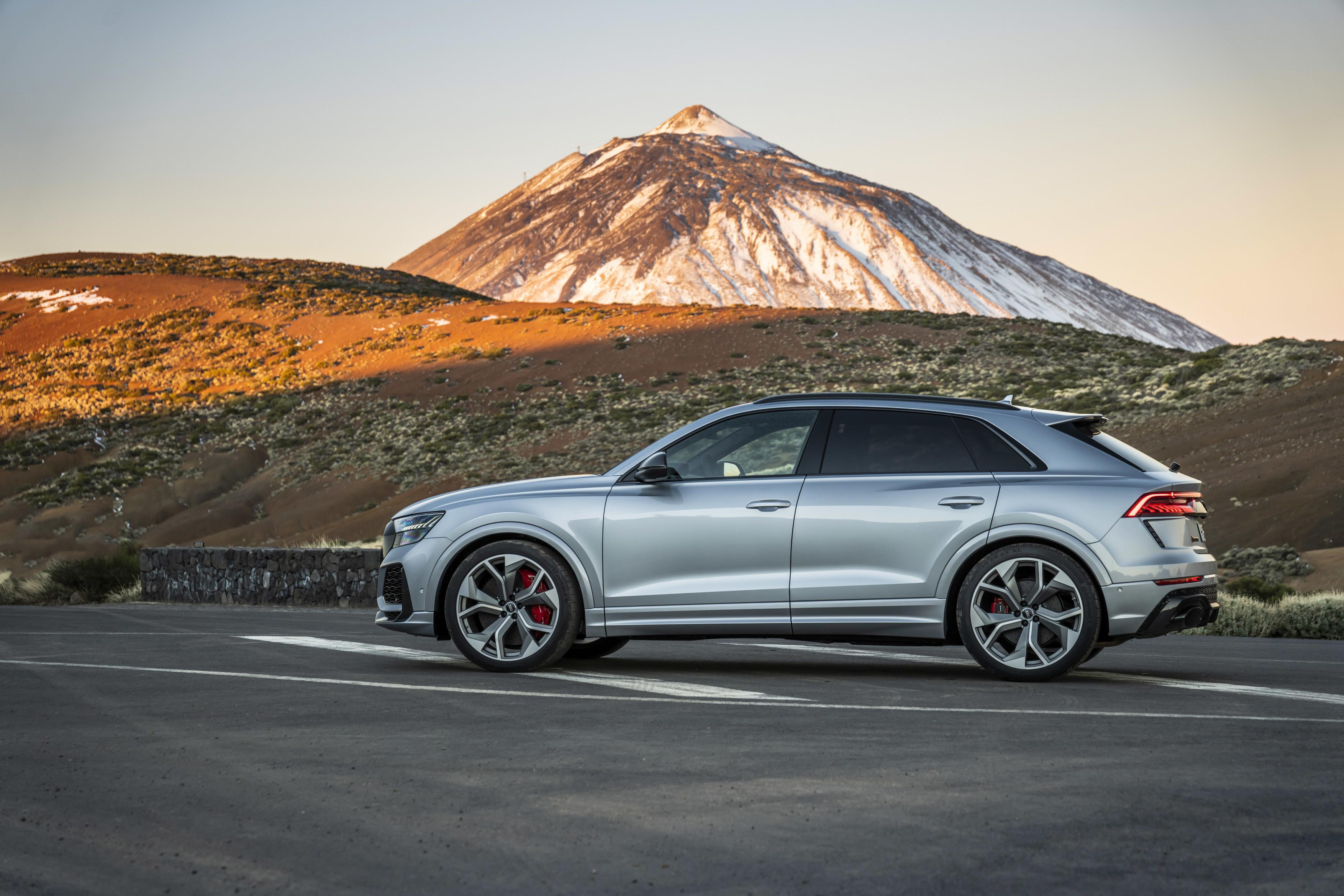 Audi RS Q8 pohled zboku auta - rozvor