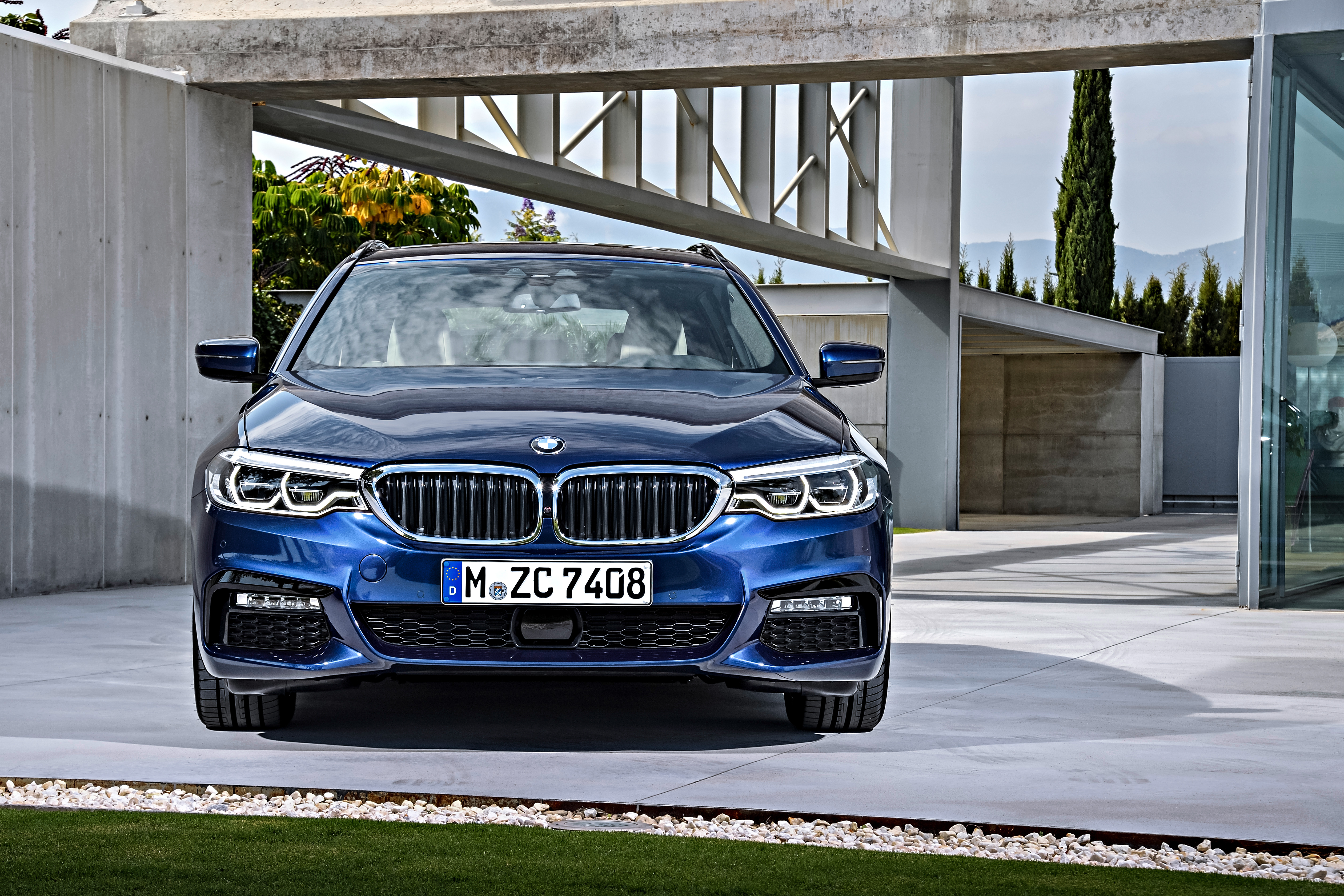 BMW Řada 5 Touring pohled zepředu auta - šířka