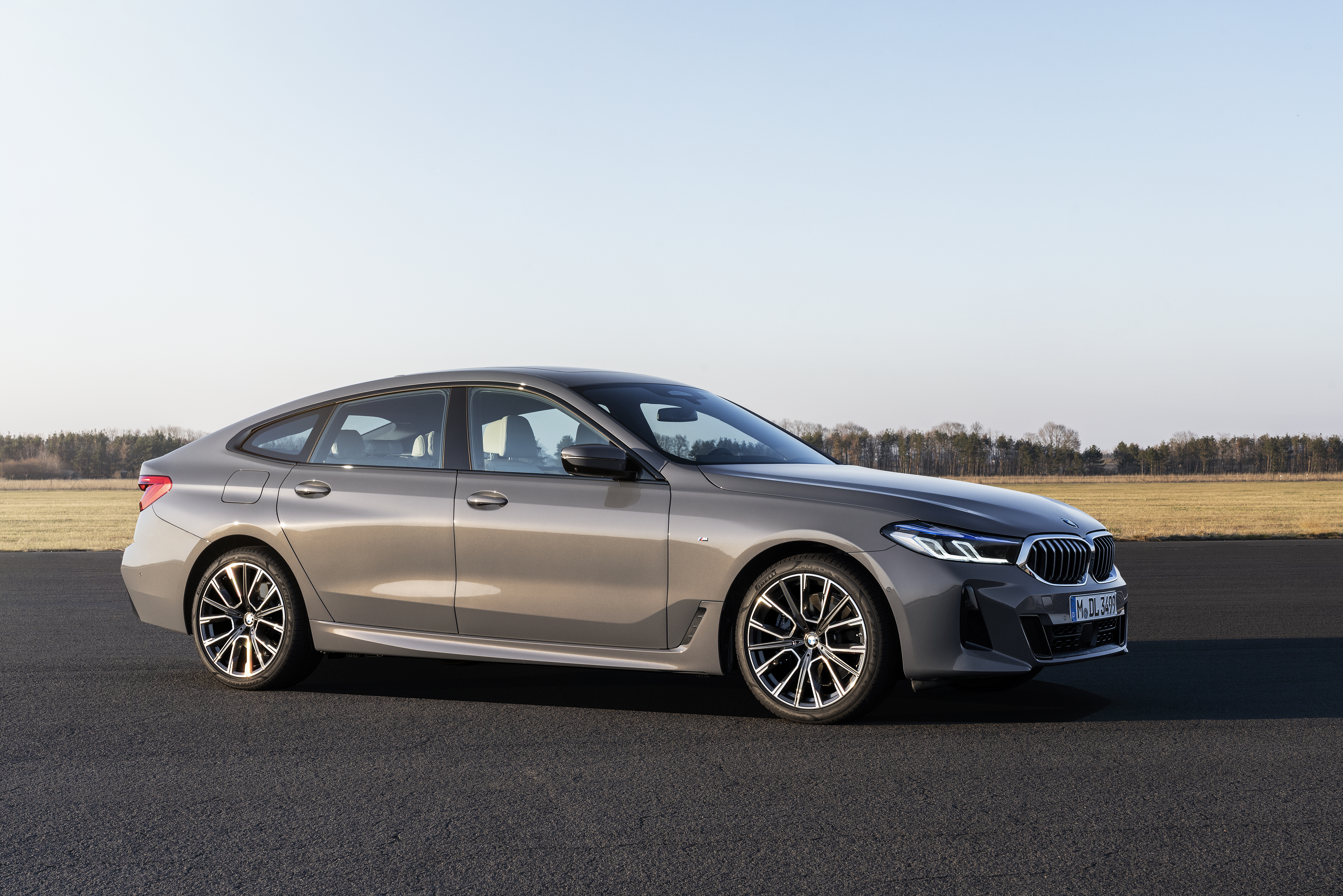 BMW Řada 6 Gran Turismo pohled zboku auta - rozvor