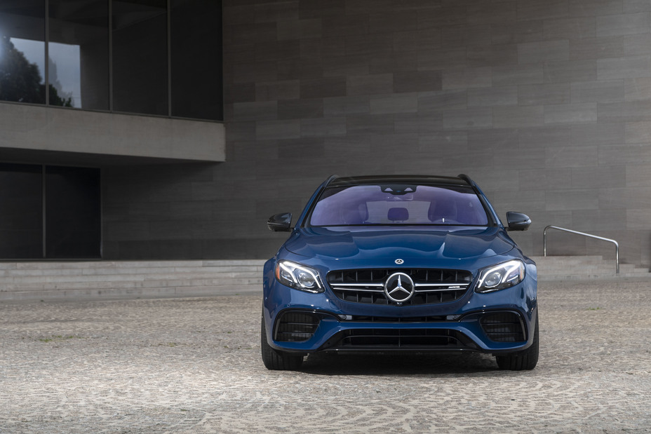 Mercedes-Benz E kombi AMG pohled zepředu auta - šířka