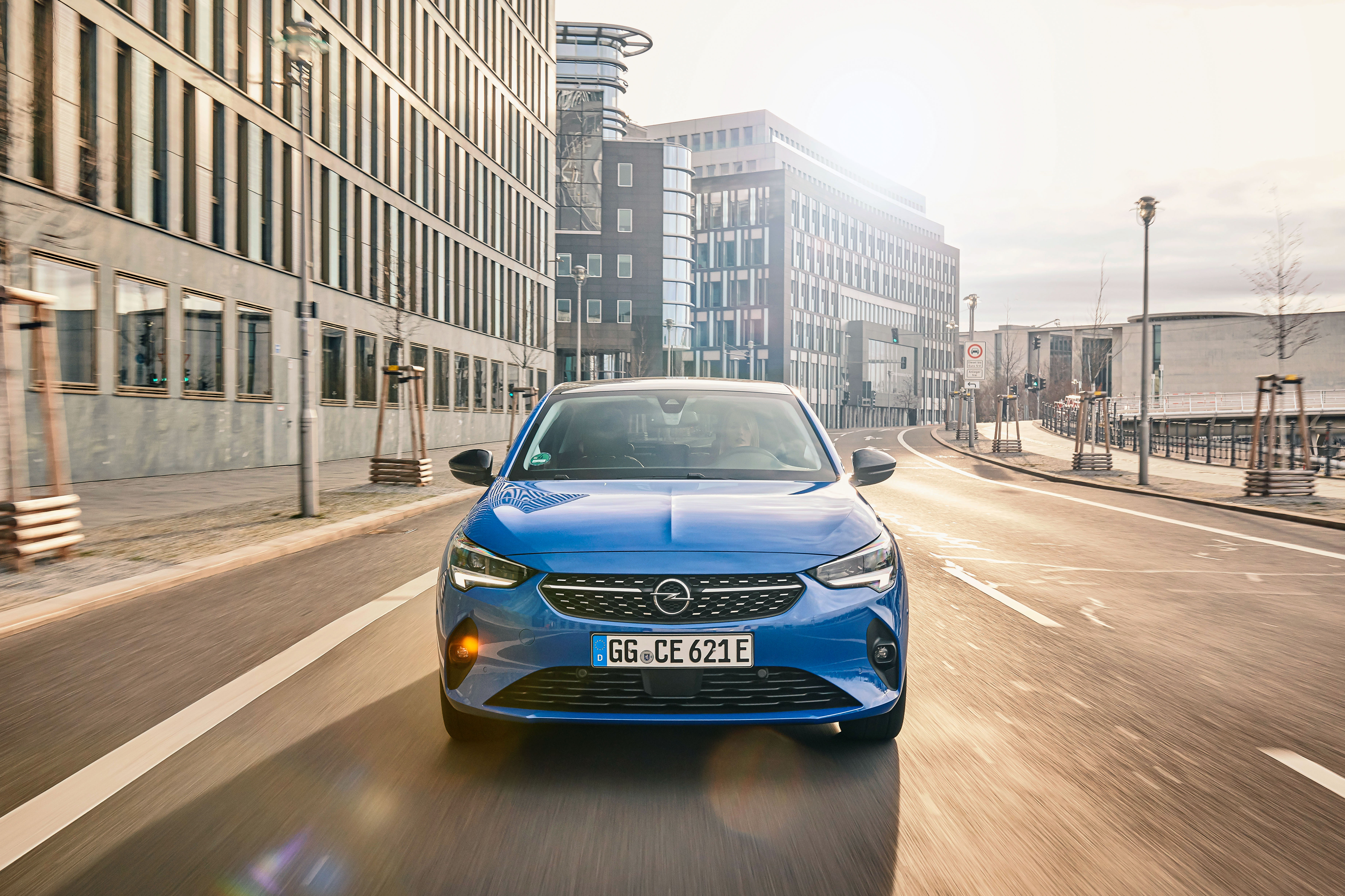 Opel Corsa-E pohled zepředu auta - šířka