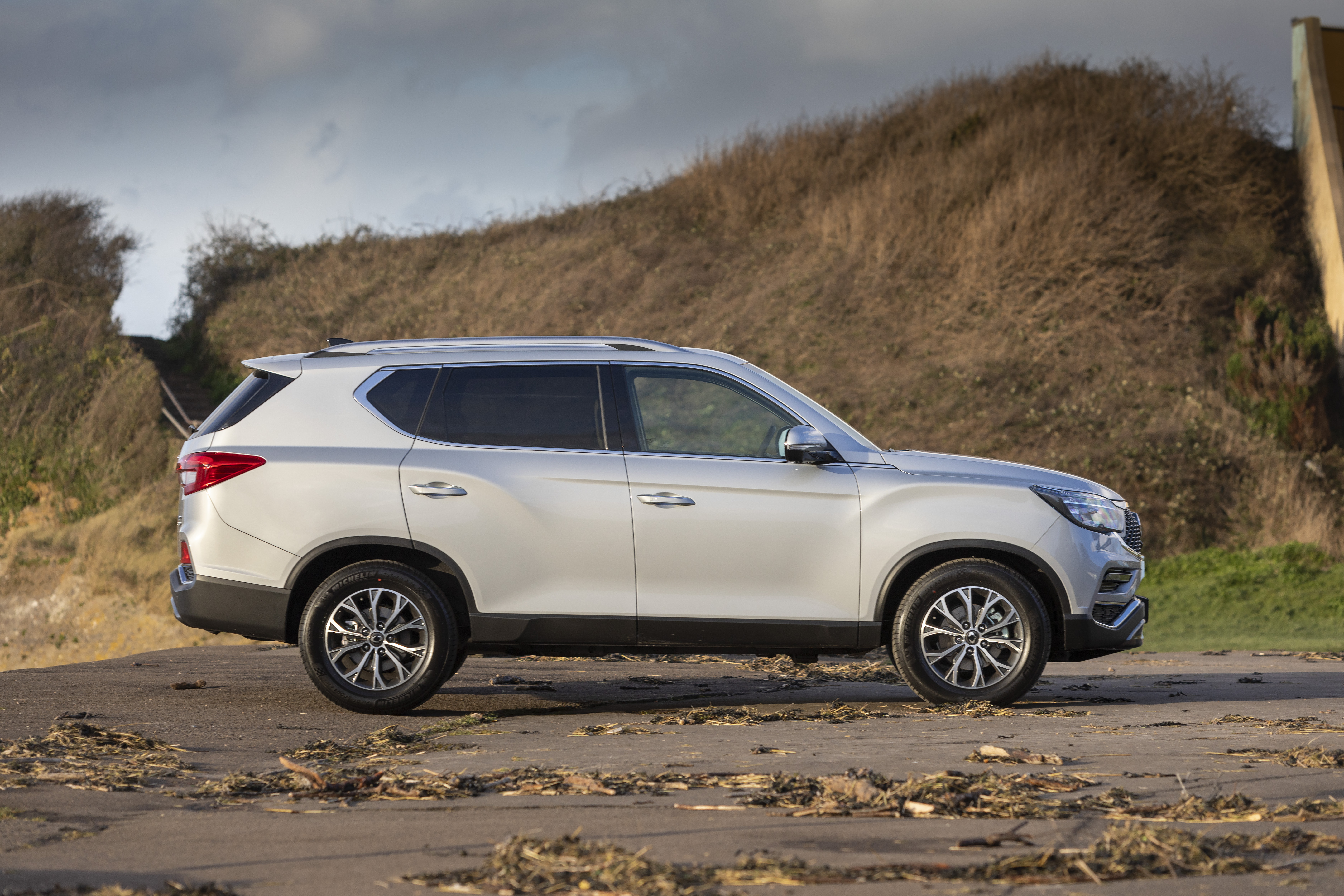 SsangYong Rexton pohled zboku auta - rozvor