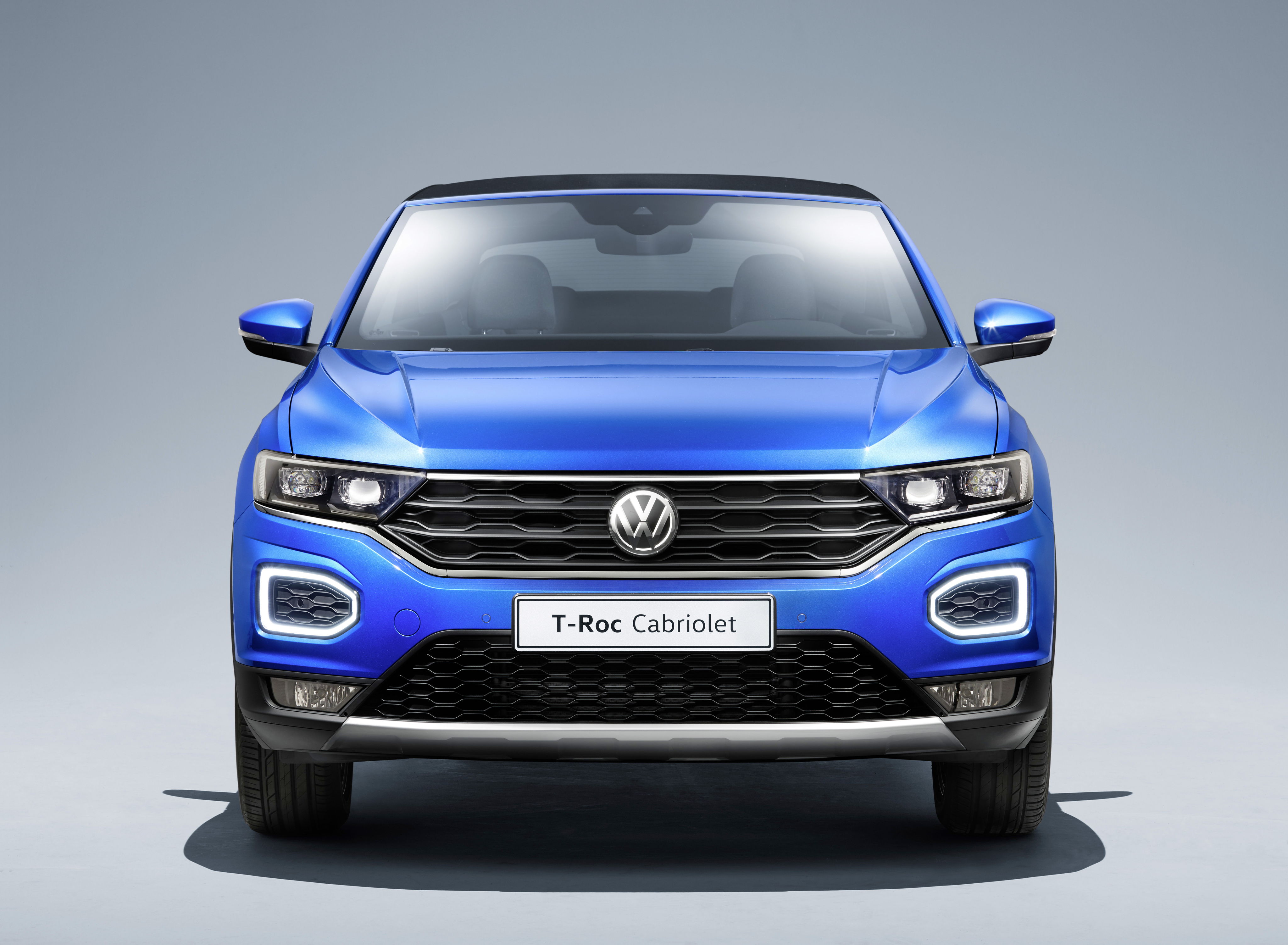 Volkswagen T-Roc Cabriolet pohled zepředu auta - šířka