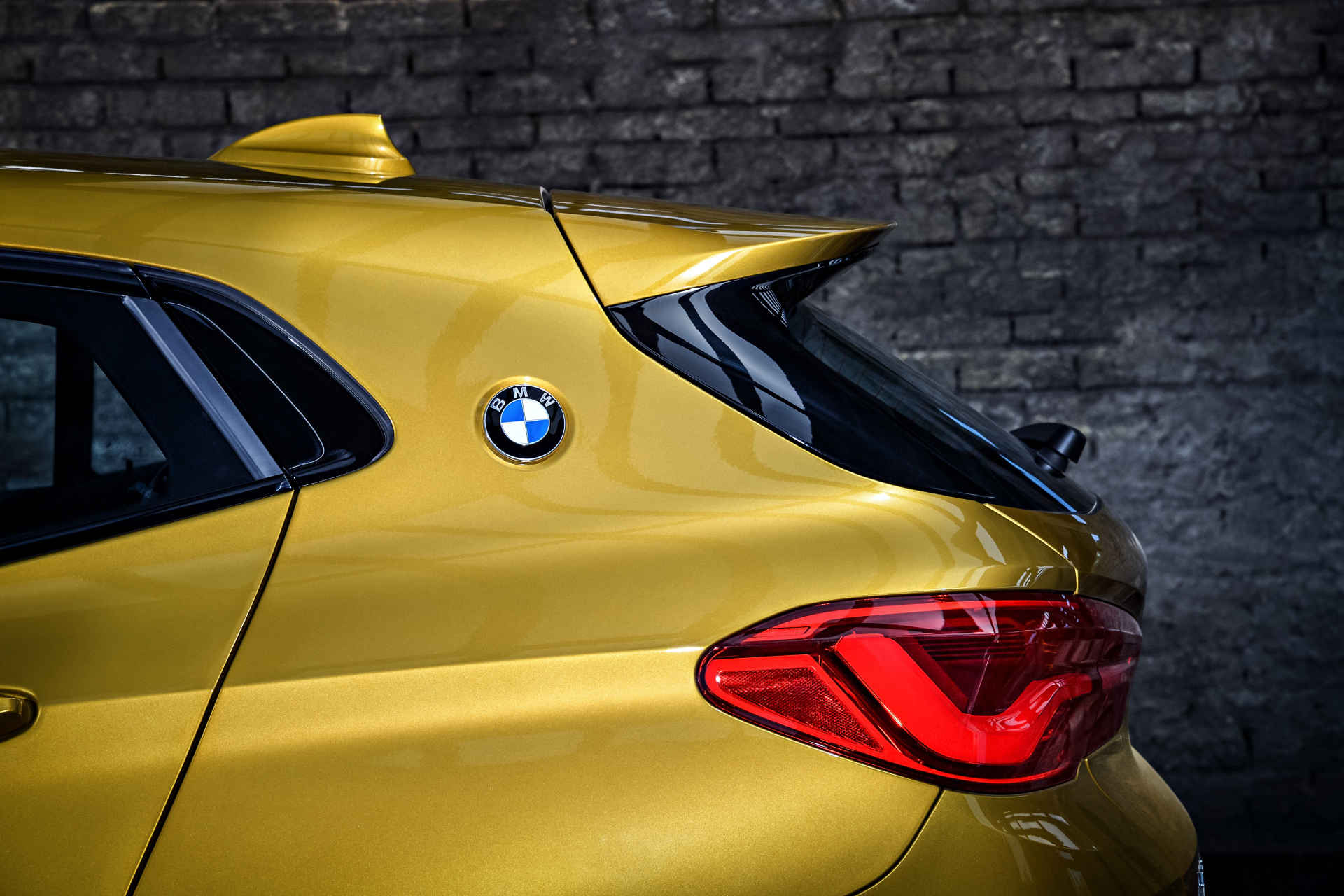 Emblém BMW na C sloupku